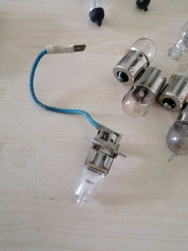 Araç far ampulü ve sinyal ambulleri resimde olan zenon far ampulü - 12