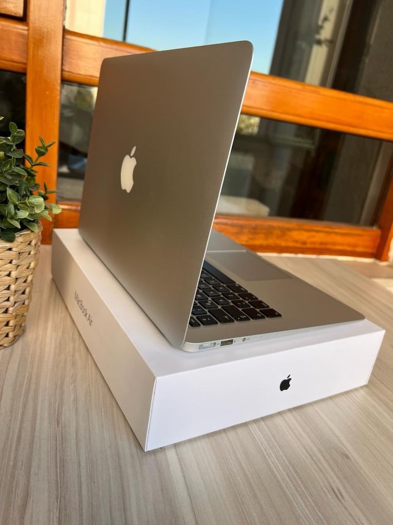 Apple MacBook Air 13.3” i5-5250 8gb Ram 128gb - 9