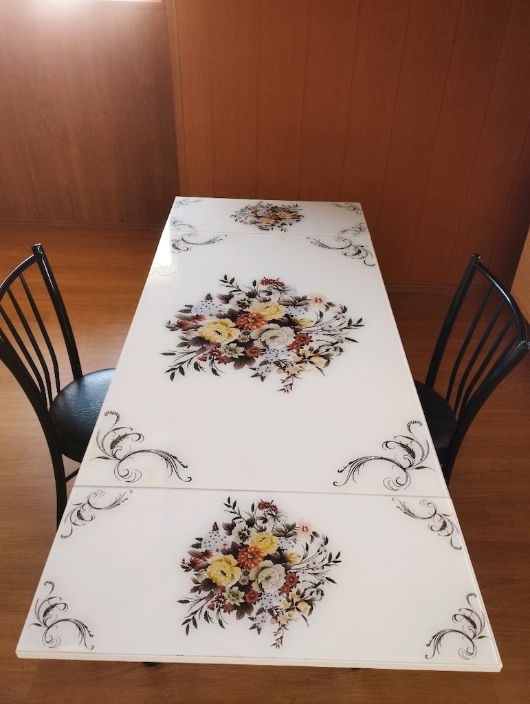 Çiçek desenli açılıp kapanır masa (yeni gibi)
