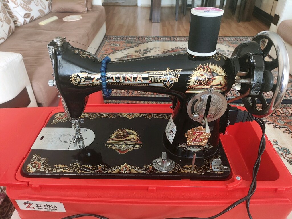 Vintage / Antika Dikiş Makinesi — Metal Gövde - 2