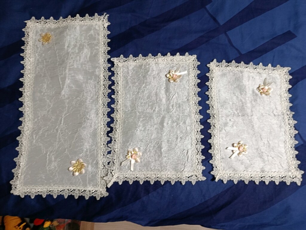 16 tane peçete ve bir masa örtüsü 1 / 27 cm 1 / 27 cm Sakarya içi - 8