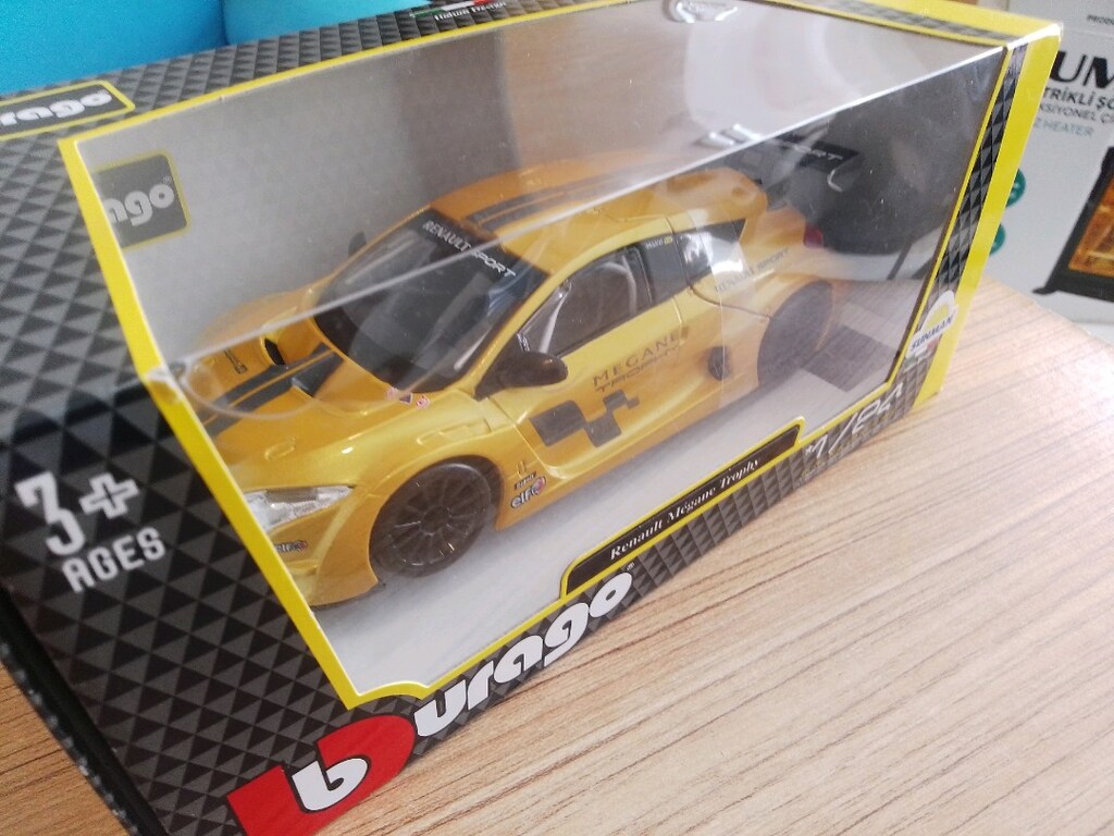 1:24 ölçekli Burago lisanslı Renault Megane Otomobil - 2