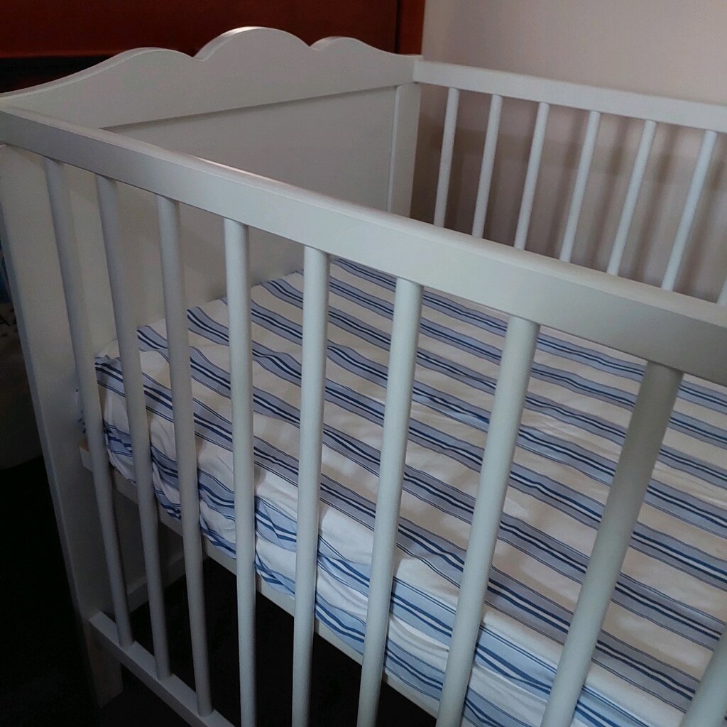 ikea bebek karyolasi +yatağı +yatak koruyucu alezi +yastık +yan minder - 4