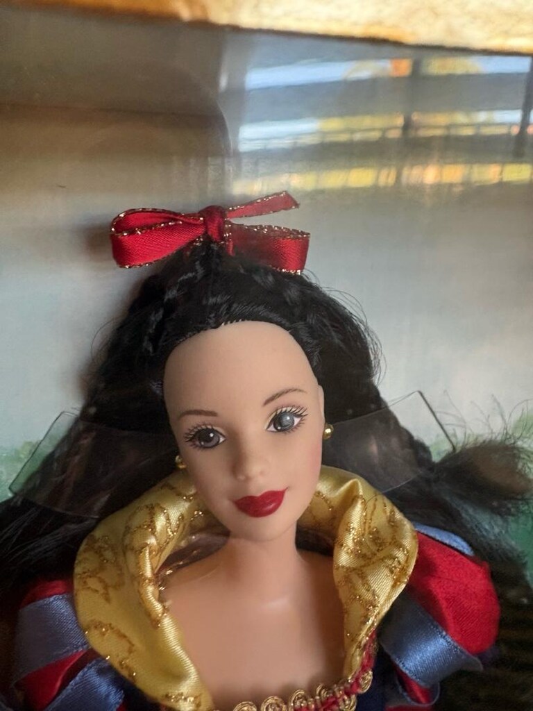 Snow White 1998 Barbie bebeği - 2