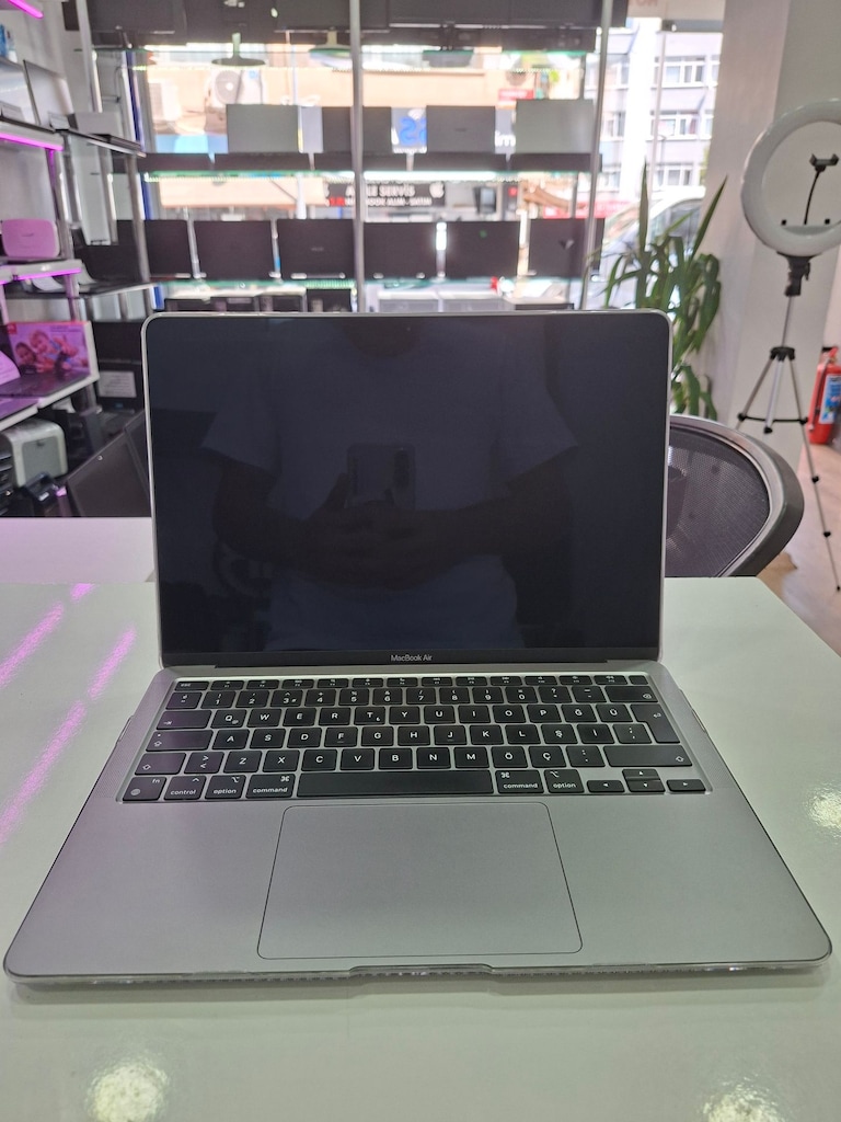 APPLE MACBOOK AIR M1 8GB RAM 256GB SSD 13.3" 2560x1600 RETINA - 2