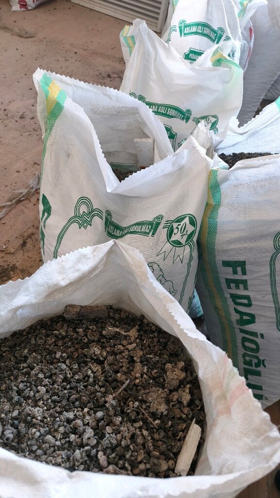 KİLOSU 100 TL DİR gübre dinlenmiş 500 kilo var alınırsa yarı fiya - 2