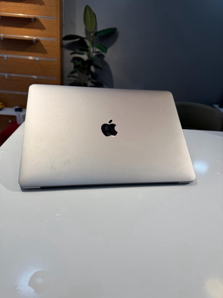 MacBook Pro 2017 8 GB ram 256 GB İNTEL i5 - 4