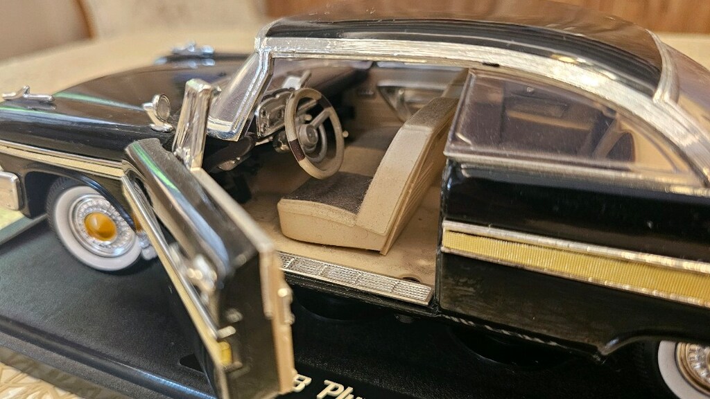 1958 Plymouth Fury Siyah Model Araba – Orijinal Vitrin Ayağıyla 1:18 - 5