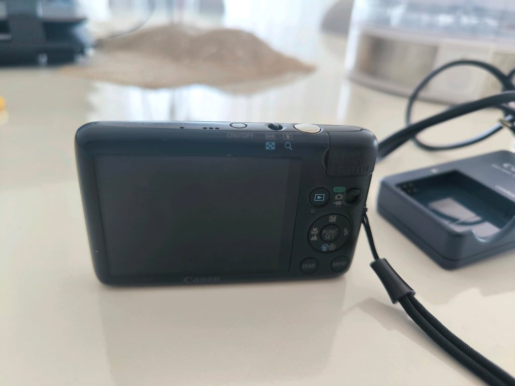 Canon IXUS 130 Dijital Fotoğraf Makinesi | Şarj Cihazı + 4 GB Hafıza K - 2