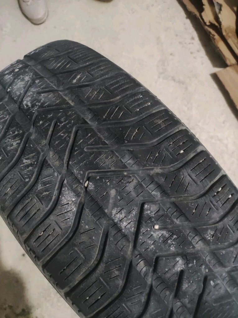4 adet pirelli kış lastigi 195/60 R15 ebatlarında - 2