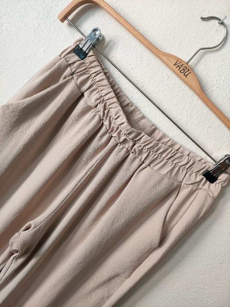 Beli lastikli cepli ince bej rengi spor pantolon - 2