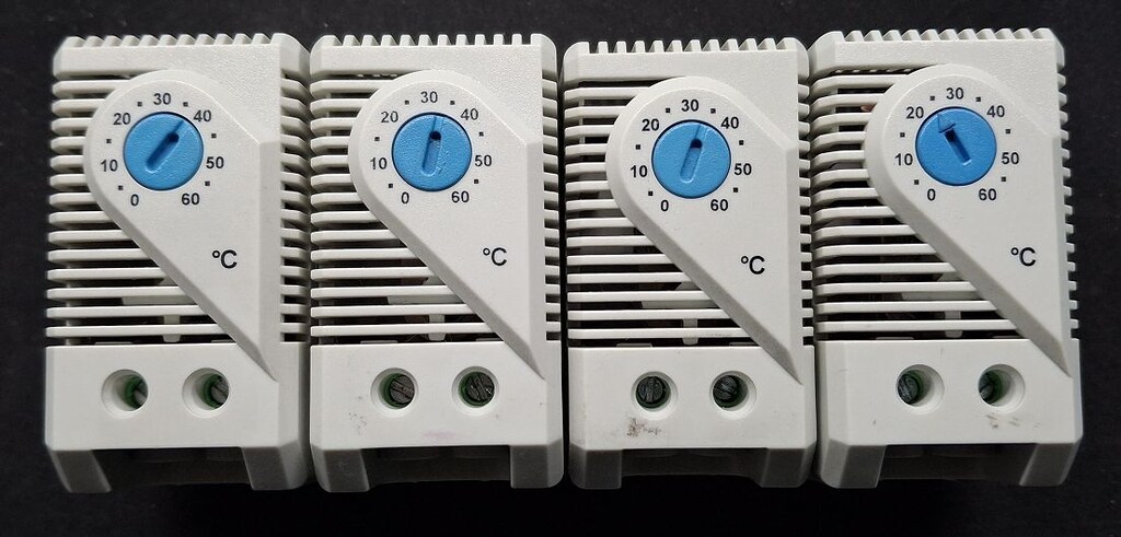 STEGO KTS 011 Elektrik Panosu, Kontrol kabini termostatı 4 adet - 5