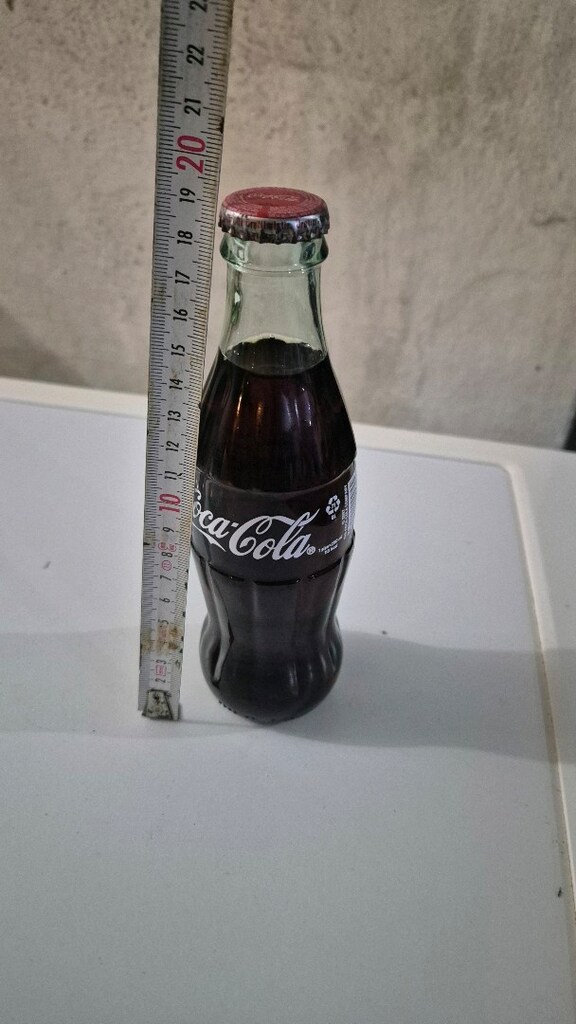 kokakola şişesi ve içi dolu eski bir sişe - 2