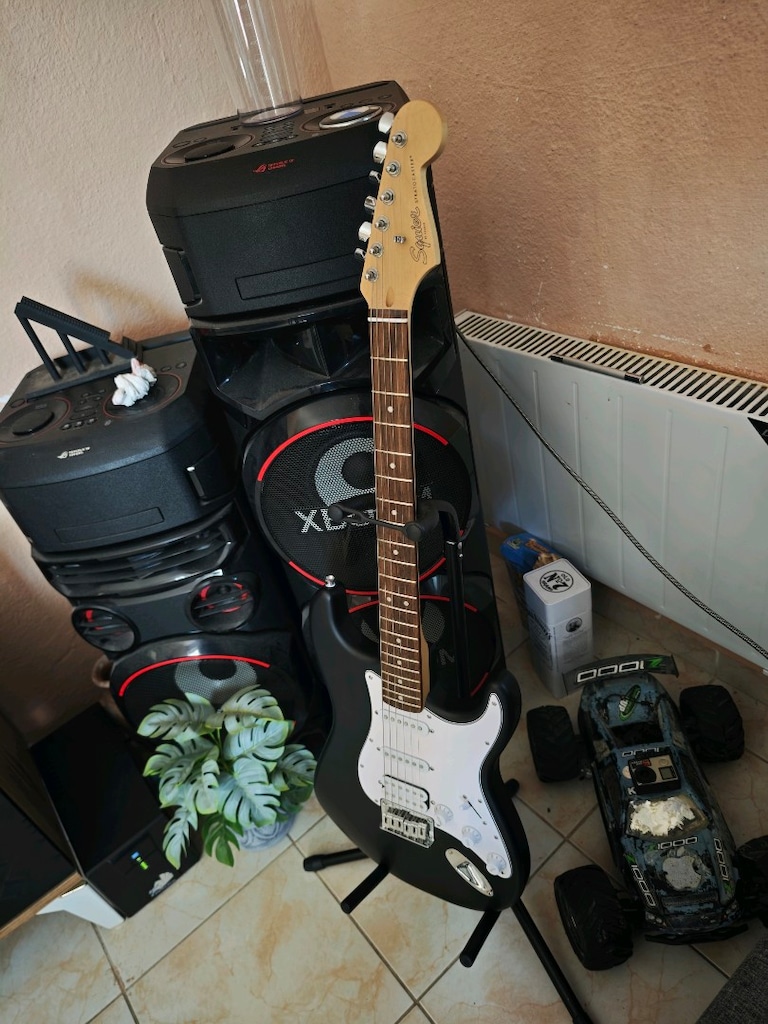 Squier Stratocaster Elektro Gitar – Siyah /Beyaz - 4