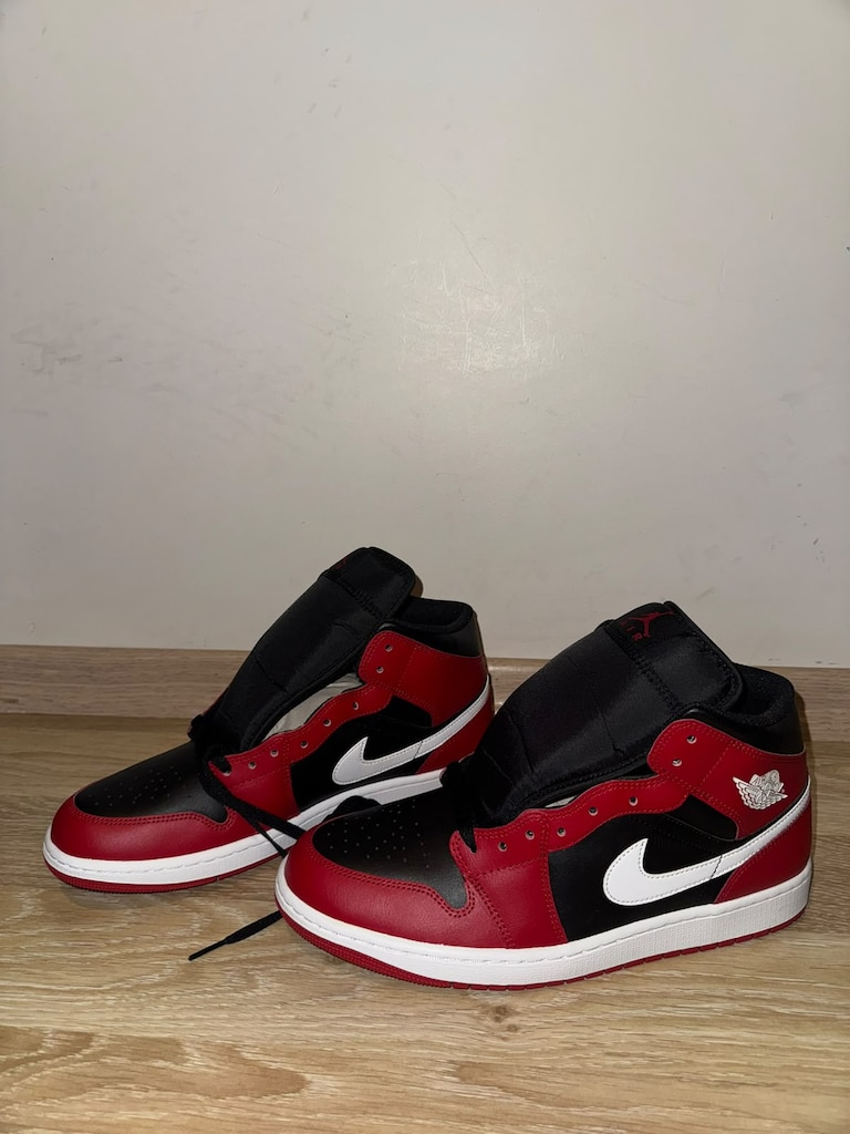 Koleksiyonluk Sıfır Nike Air Jordan 1 Mid (Siyah / Kırmızı / Beyaz) — görsel 2/8