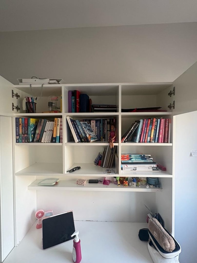 Kitaplıklı çekmeceli çalışma masası - 3