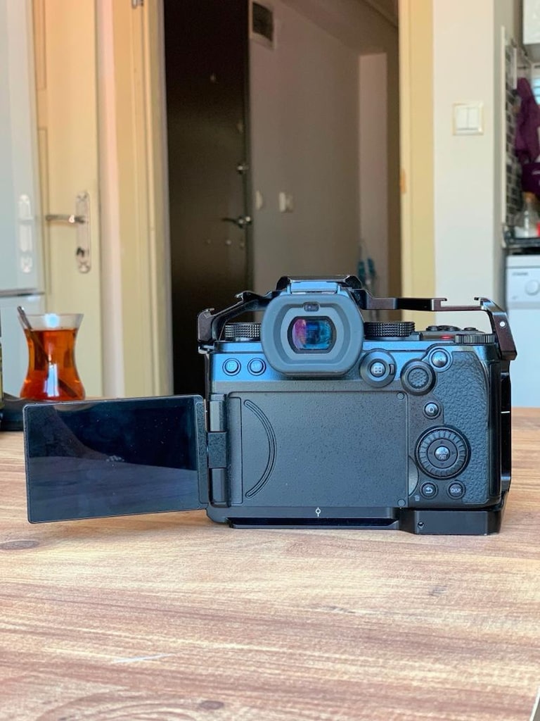 Panasonic Lumix S5IIX + Lumix S 50mm f/1.8 + SmallRig Cage - 12