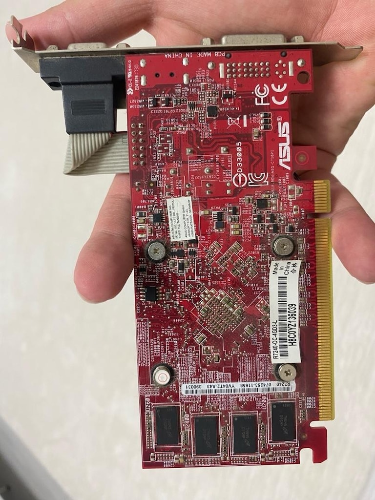 ASUS AMD Radeon R7 240 (4 GB ) - 2