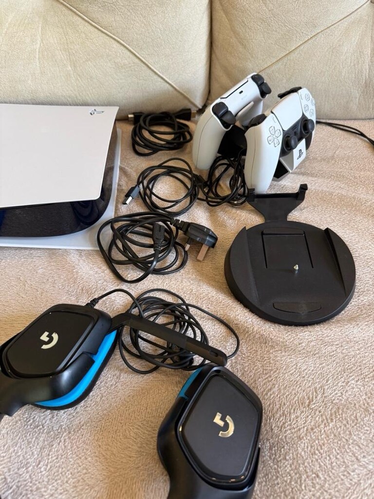 Playstation 5 + 2 Kol ve Şarj İstas, 10 PS4 Oyunu ve Logitech Kulaklık - 2