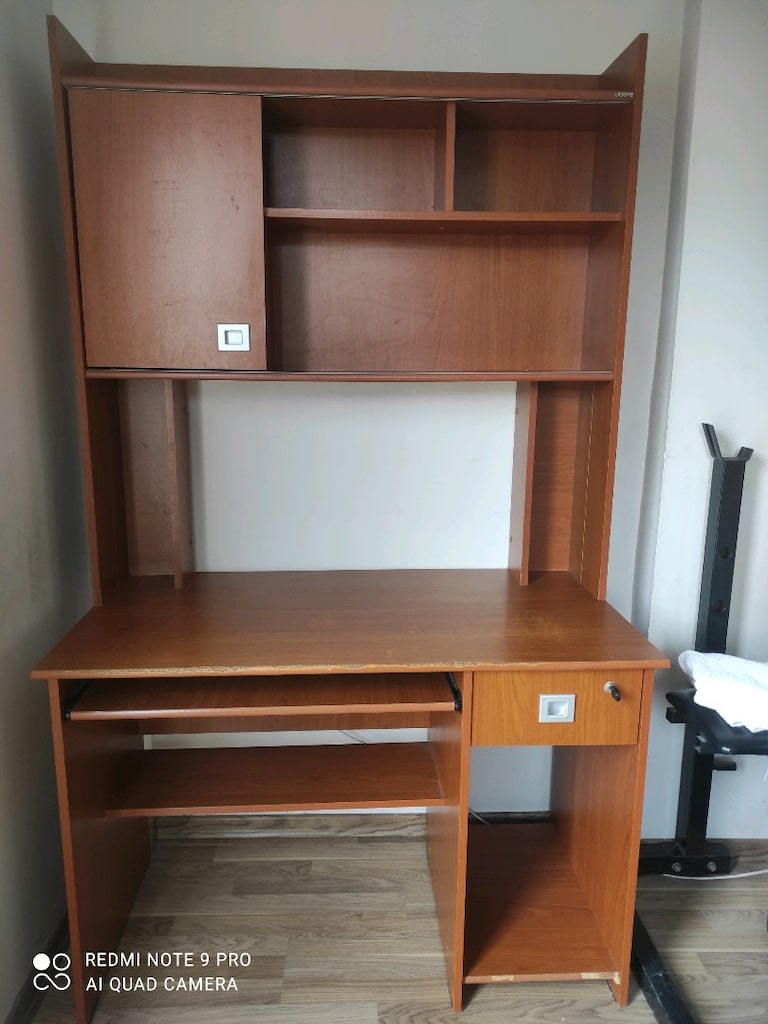 Kitaplıklı bilgisayar masası