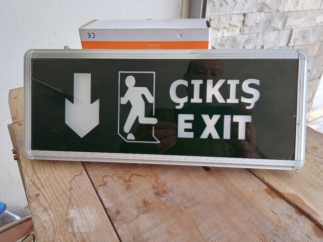 IŞIKLI, EXIT ÇIKIŞ LEVHASI