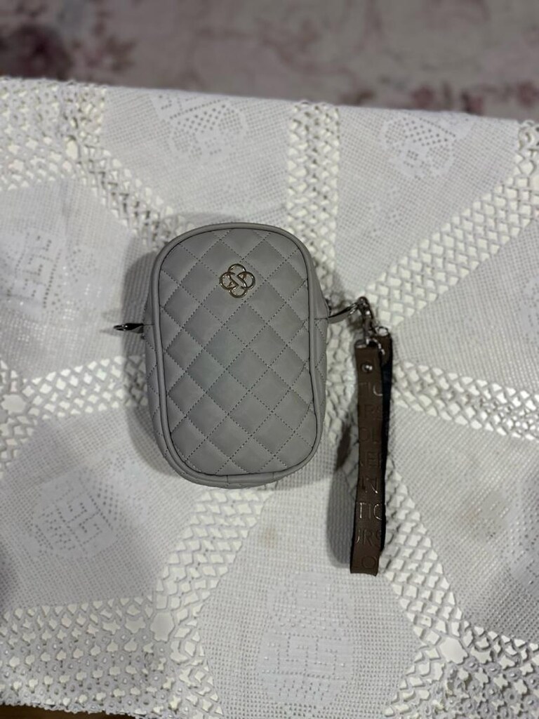 Açık gri kapitone mini çanta, yuvarlatılmış dikdörtgen formu ve ön yüz - 2