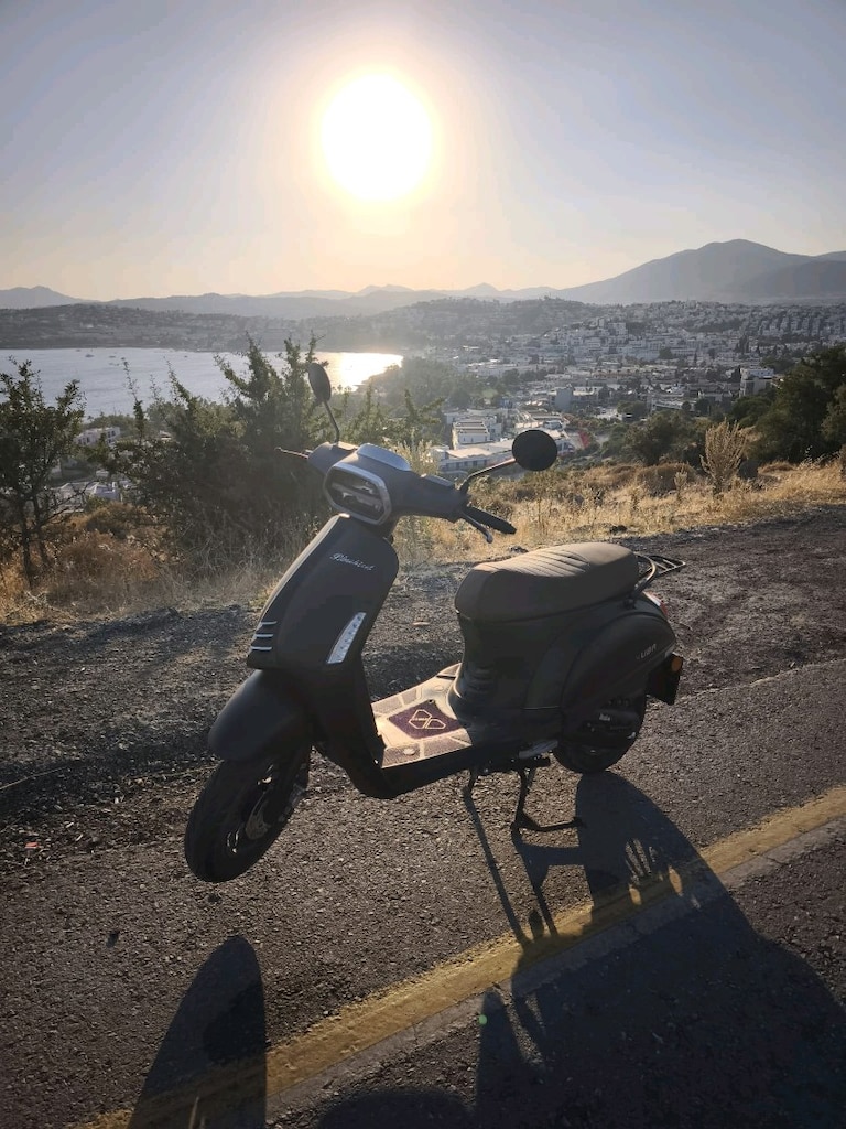 Bodrum Sokaklarının Keyfi: Şık ve Ekonomik Kuba Bluebird - 4