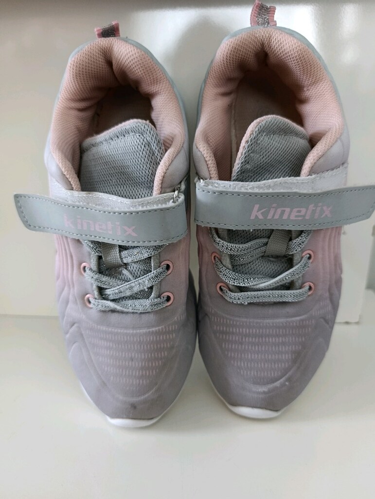 Kinetix çocuk spor ayakkabı, gri ve pudra pembe tonlarıyla. - 5