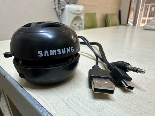 SAMSUNG TAŞINANİLİR ŞARJLI SES CİHAZI VE USB KABLOSU TELEFON LAPTOP
