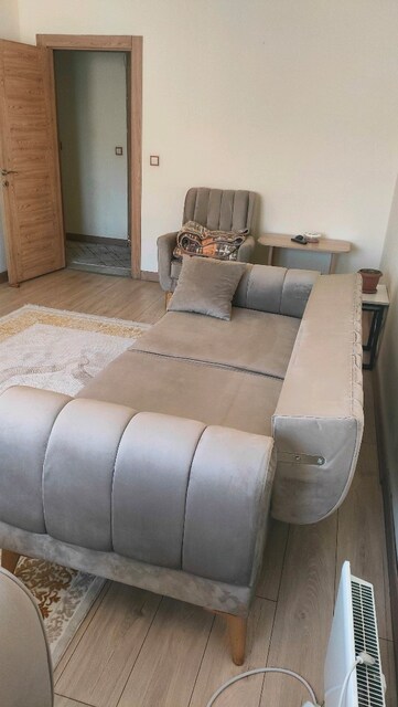 Koltuk takımı, yemek masası, elbise dolabı.