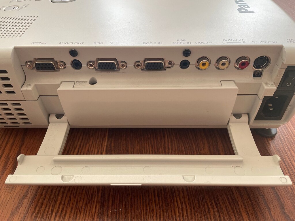 Panasonic PT-L712E Projektör ve Lazer pointerlı kumanda - 8