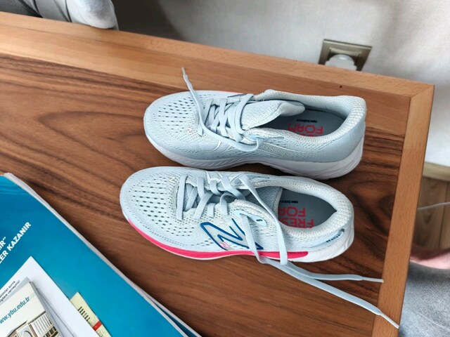 New Balance Hiç giyilmesi hediye