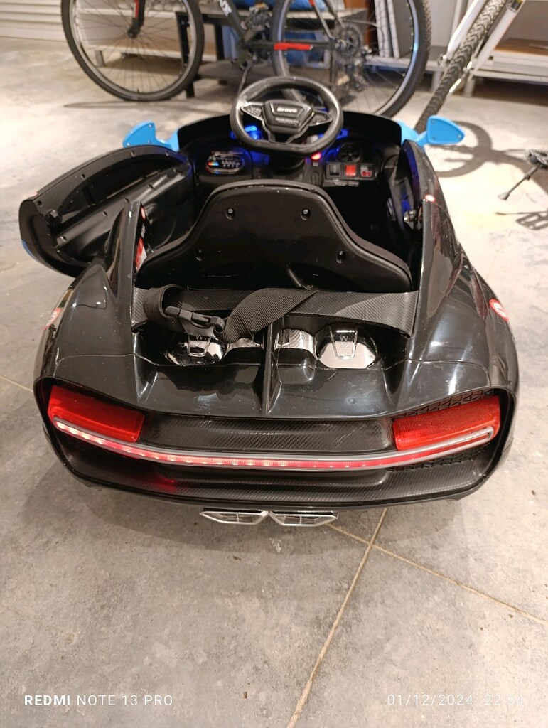 BRAVO 12 V AKÜLÜ BUGATTİ ARABA UZAKTAN KUMANDALI MAVİ SİYAH - 5