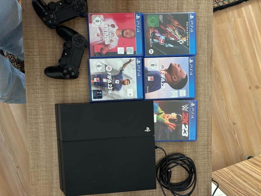 PlayStation 4 - 4