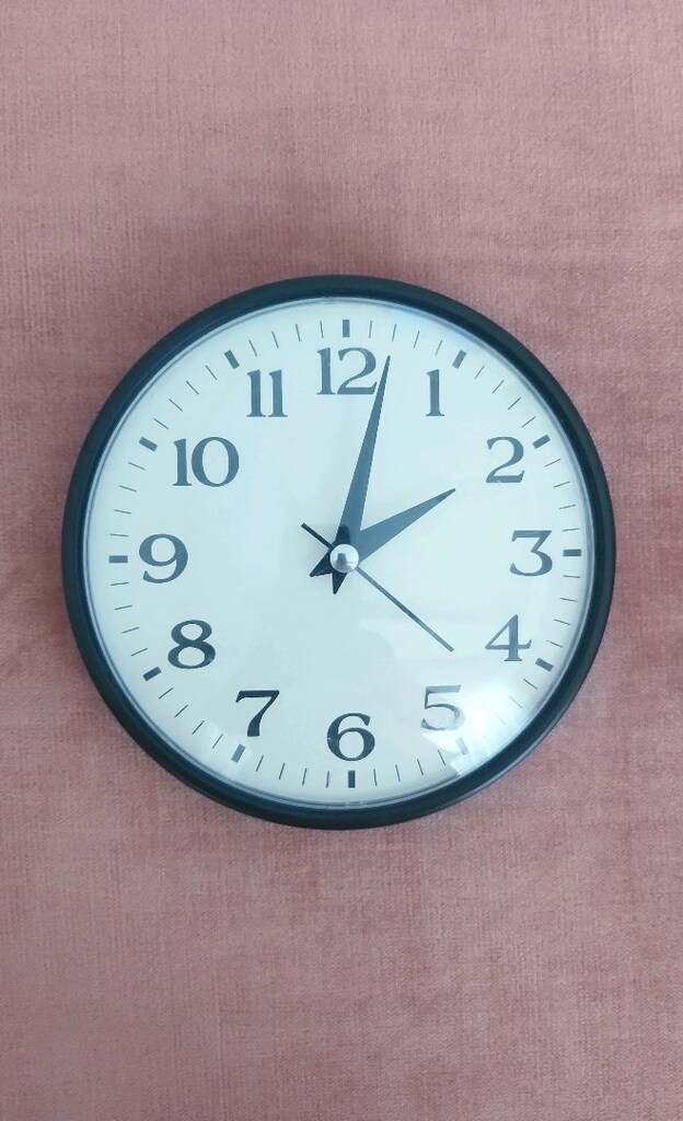 Duvar Saati Sessiz Kayar Şekilde Çalışıyor. - 2
