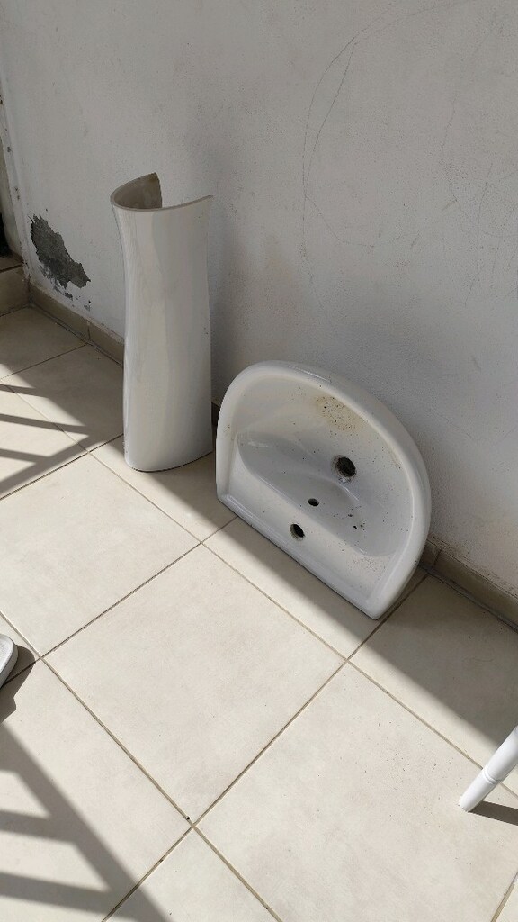 aynalı banyo dolabı ve lavabo su - 4