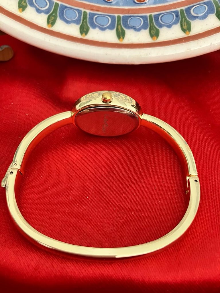 Cartier Altın Tonlu kelepçe kordonlu Oval kadın Saat - 6