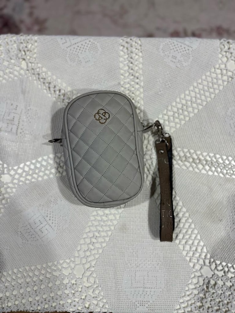 Açık gri kapitone mini çanta, yuvarlatılmış dikdörtgen formu ve ön yüz