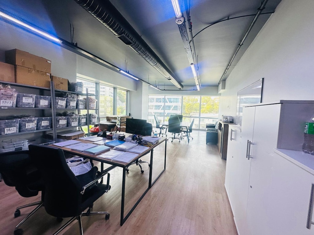 Ofis Masa Sandalye Dolap ve Deri Koltuk Konsol Satılık - 2