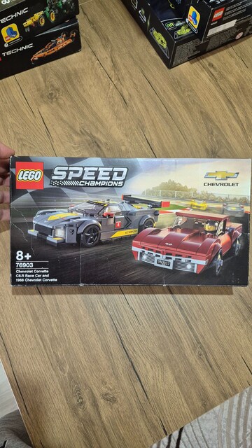 Lego 76903 Speed Champion Corvette C8.R ve 1968 Chevrolet Corvette