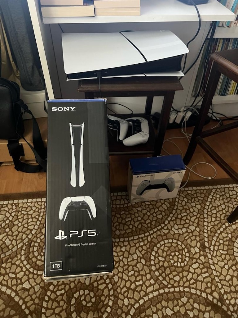 SATILIK PLAYSTATION 5 SLIM DIGITAL + 2 KOL + ŞARJ İSTASYONU - 4