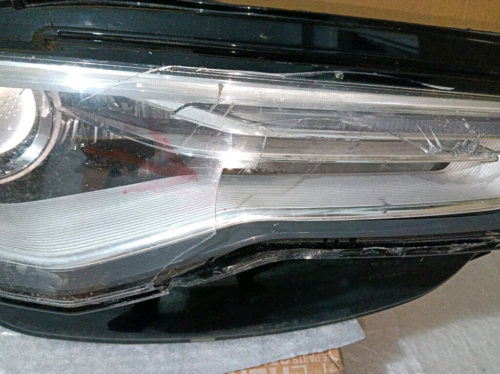 Audi a6 sağ on far orjinal sadece camı kırık gerisi hatasız resimlerde - 4