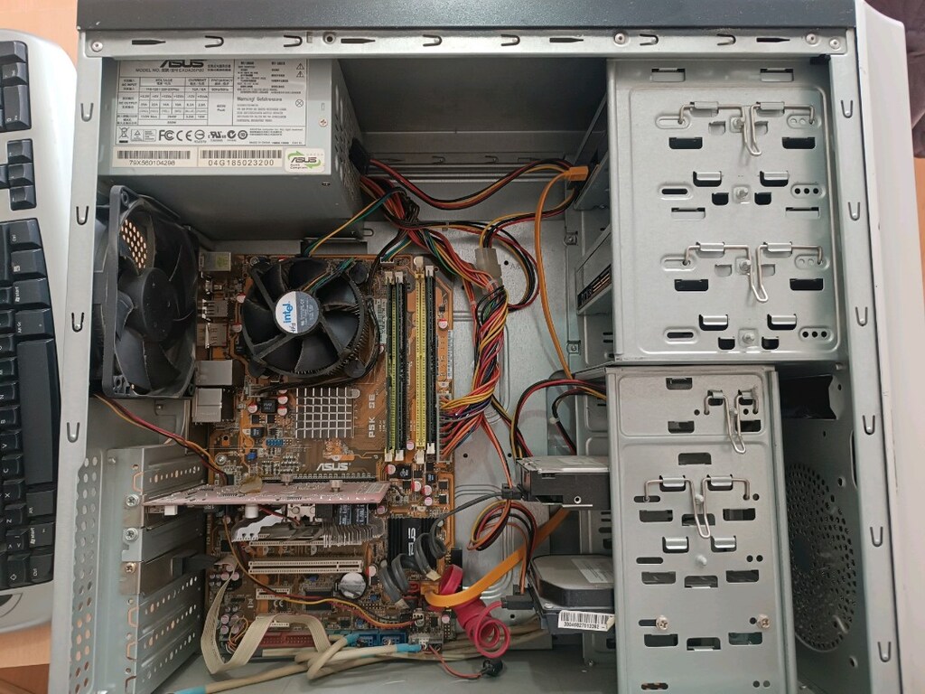 bilgisayar monitörü ve kasa klavye ve mouse - 3