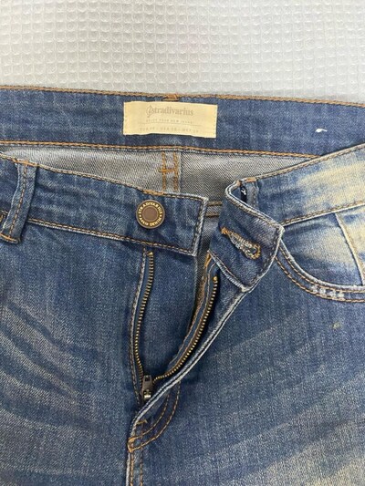 Taşlanmış paçaları fermuarlı kot pantolon