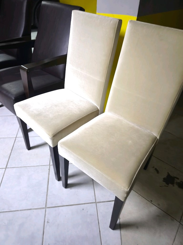 iki tane kadife sandalye - 2
