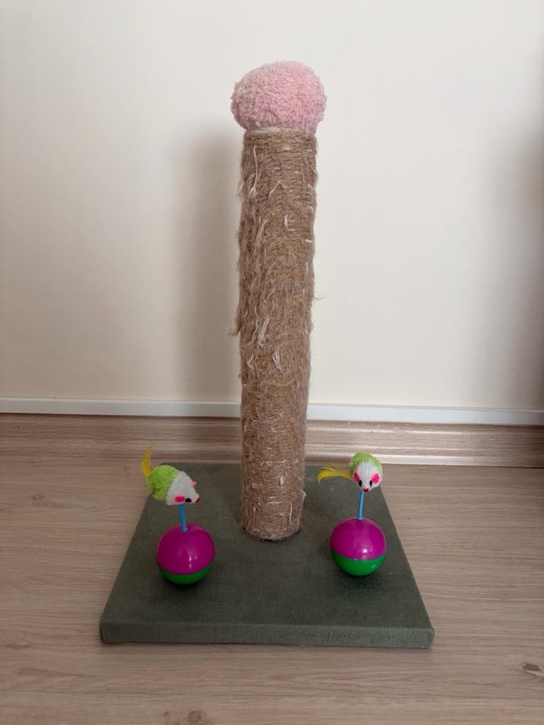 kedi yuvası, tırmalama tahtası ve oyuncaklar - 4