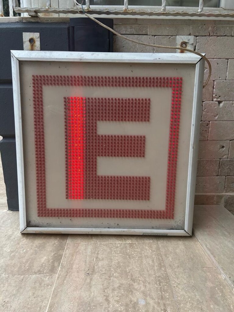 ezcane E logo led tabela - 2