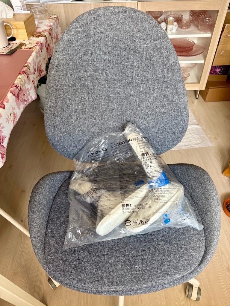 Gri ve Bej iki adet IKEA Hattefjall kolçaklı çalışma sandalyesi - 2