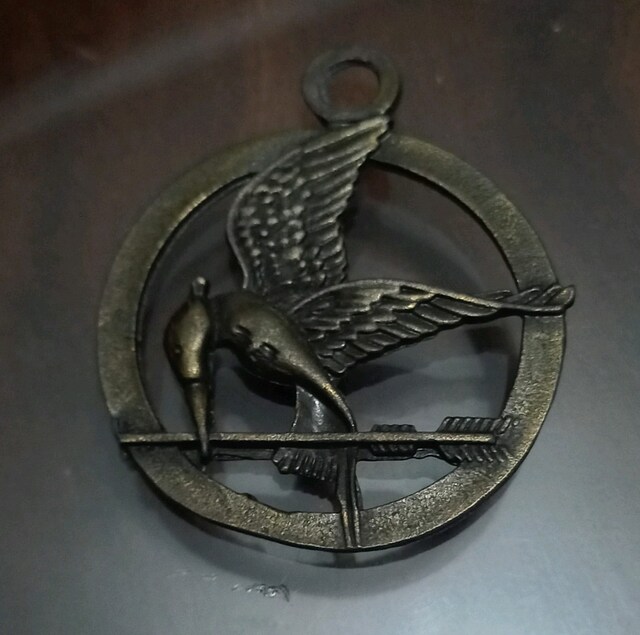 Açlık oyunları alaycı kuş figürlü kolye