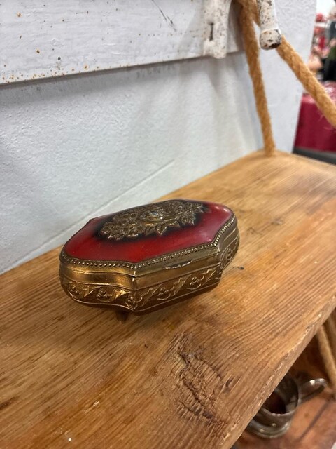Vintage Kabartma(repousse)İşçilikli Pirinç Tonu Ayaklı Mücevher kutusu